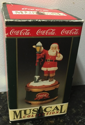 3031-1 € 27,50 coca cola muziekdoos kerstman bij lantaarnpaal hoogte 18 cm.jpeg
